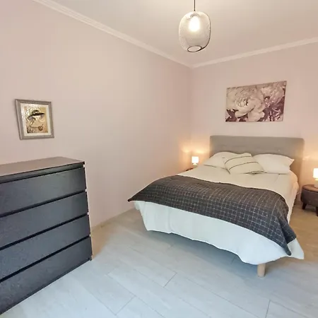 Lägenhet Chez Celeste, Luchon Centre, T2 Bis, 4 Personnes, Ascenseur Bagnères-de-Luchon